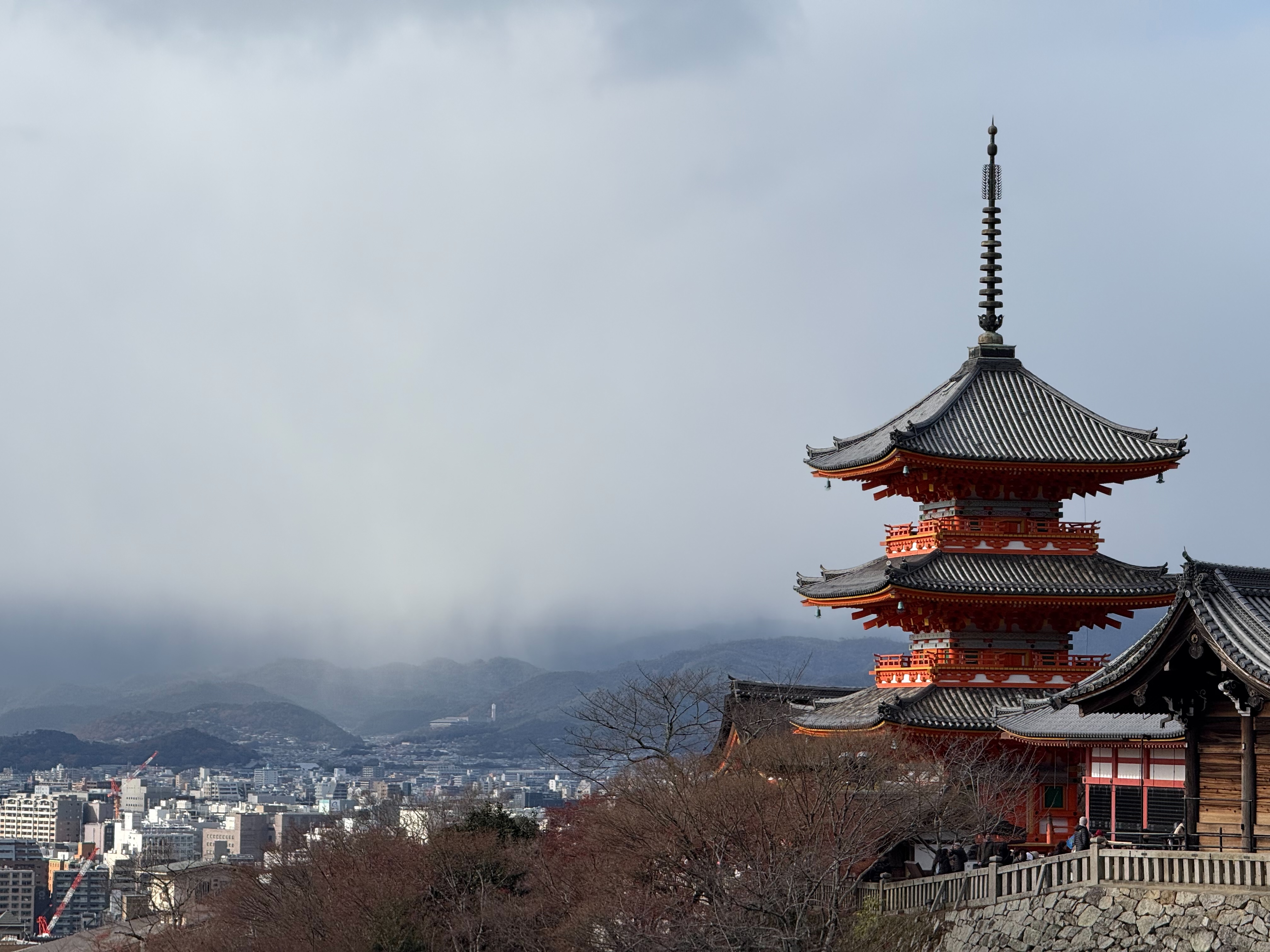 京都清水寺三重塔:古都天際線中的朱紅印記